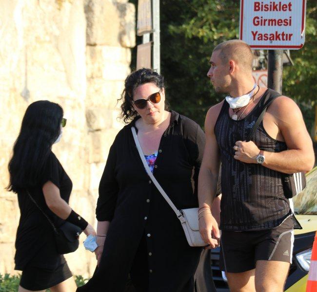 Turistler maske ve sosyal mesafe kuralına uymuyor