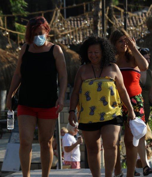 Turistler maske ve sosyal mesafe kuralına uymuyor