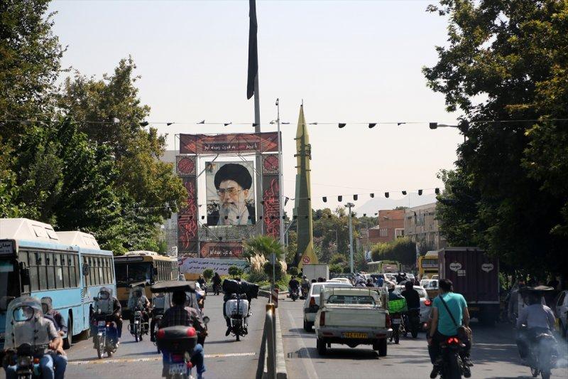 İran-Irak Savaşı'nın yıl dönümünde Tahran'da gövde gösterisi