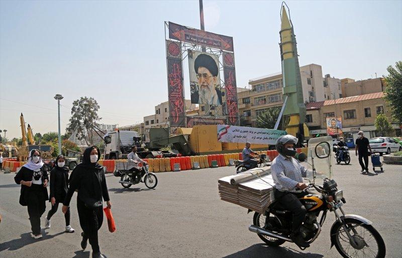 İran-Irak Savaşı'nın yıl dönümünde Tahran'da gövde gösterisi