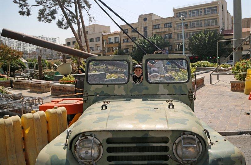 İran-Irak Savaşı'nın yıl dönümünde Tahran'da gövde gösterisi