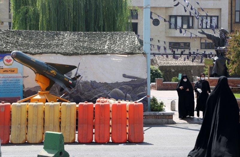 İran-Irak Savaşı'nın yıl dönümünde Tahran'da gövde gösterisi