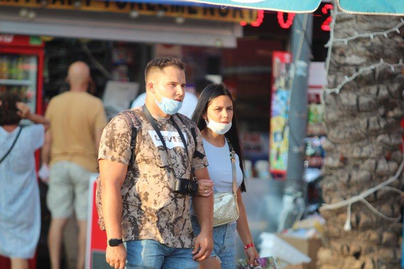 Turistler maske ve sosyal mesafe kuralına uymuyor