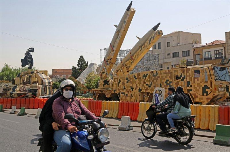 İran-Irak Savaşı'nın yıl dönümünde Tahran'da gövde gösterisi