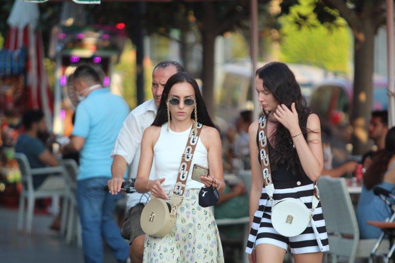 Turistler maske ve sosyal mesafe kuralına uymuyor