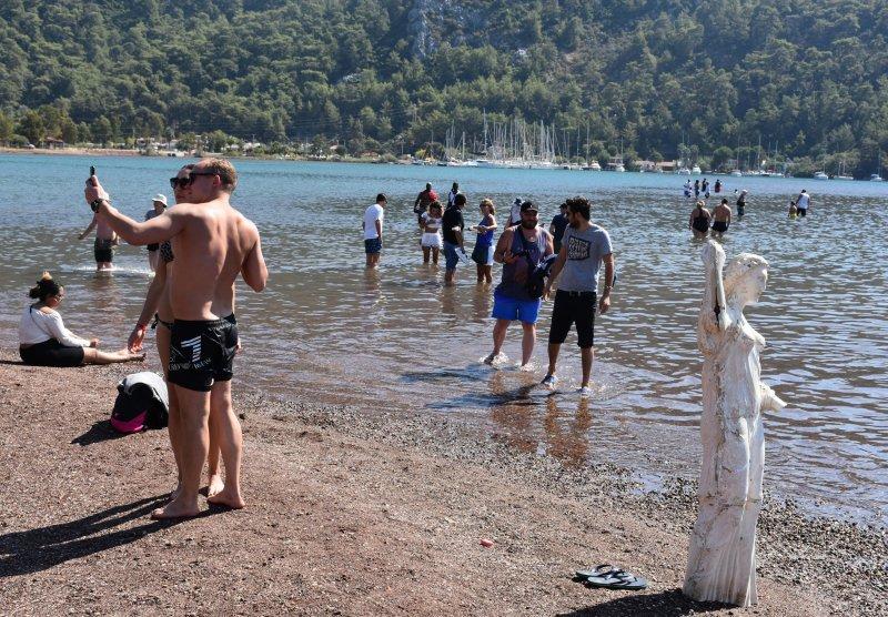 Kızkumu'nun 'Prenses' heykeli küllük olarak kullanılıyor