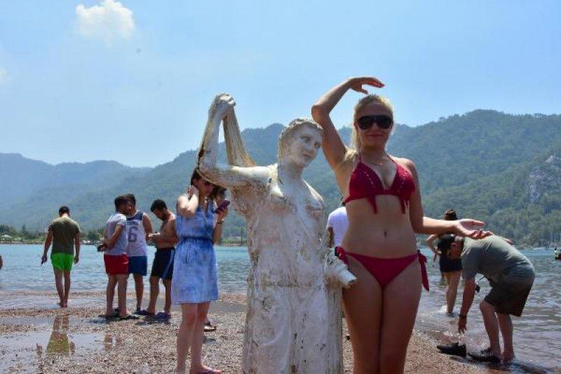 Kızkumu'nun 'Prenses' heykeli küllük olarak kullanılıyor