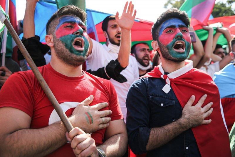 Türkiye'deki Azerbaycanlılar'dan ülkelerine destek gösterisi