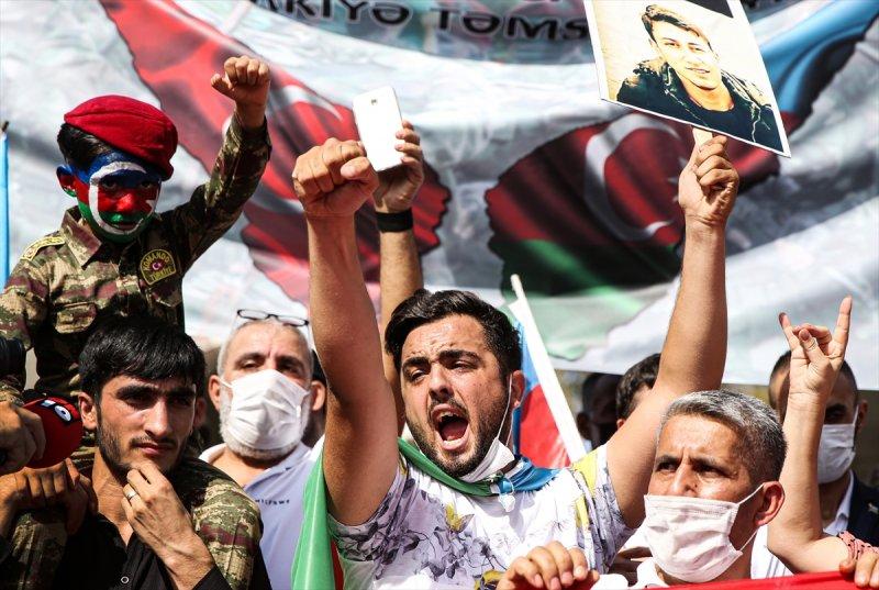 Türkiye'deki Azerbaycanlılar'dan ülkelerine destek gösterisi