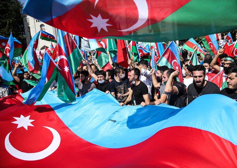 Türkiye'deki Azerbaycanlılar'dan ülkelerine destek gösterisi