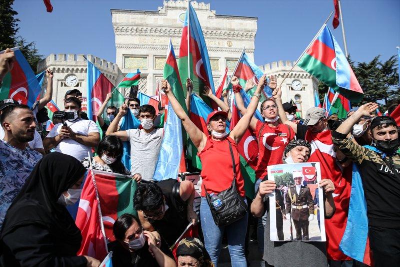 Türkiye'deki Azerbaycanlılar'dan ülkelerine destek gösterisi