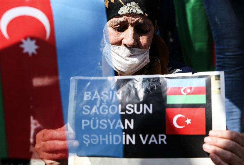 Türkiye'deki Azerbaycanlılar'dan ülkelerine destek gösterisi