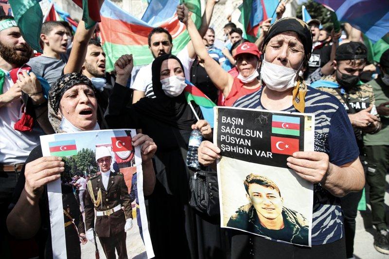 Türkiye'deki Azerbaycanlılar'dan ülkelerine destek gösterisi