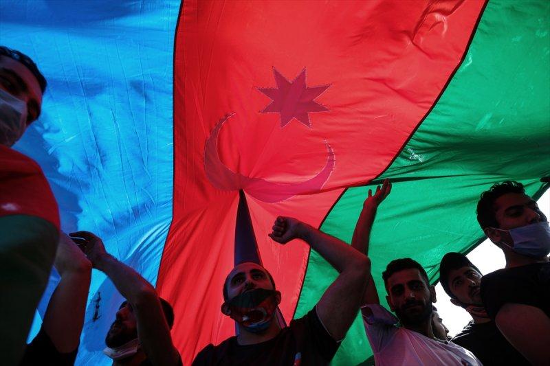 Türkiye'deki Azerbaycanlılar'dan ülkelerine destek gösterisi