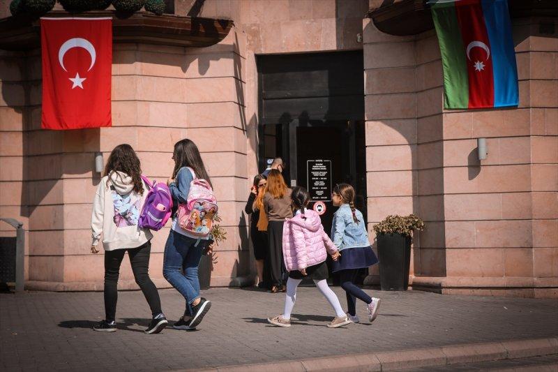 Bakü sokakları Azerbaycan ve Türk bayraklarıyla donatıldı