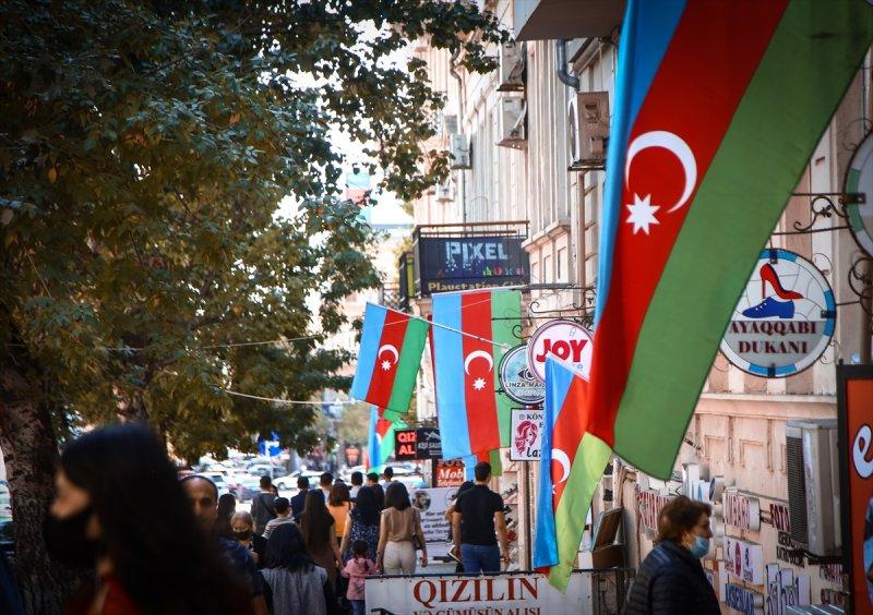 Bakü sokakları Azerbaycan ve Türk bayraklarıyla donatıldı