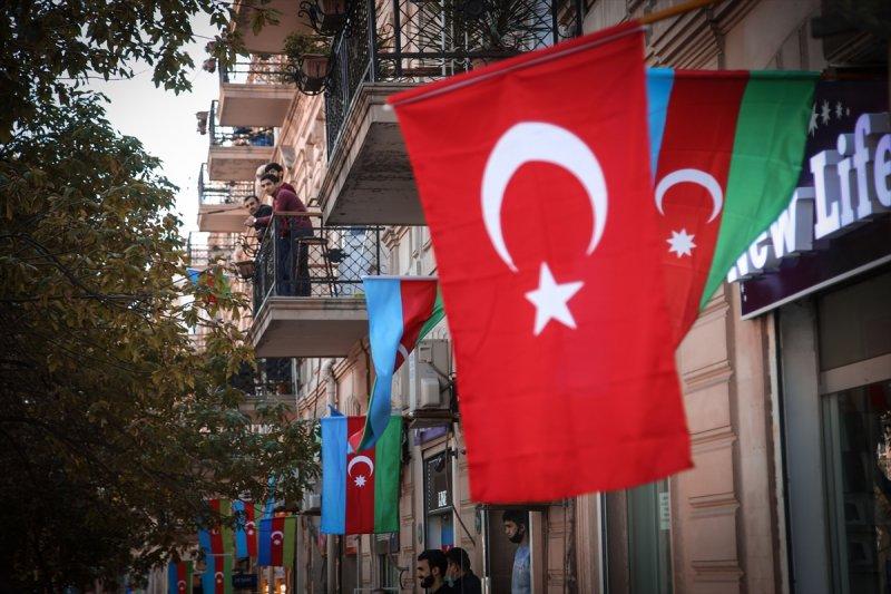 Bakü sokakları Azerbaycan ve Türk bayraklarıyla donatıldı