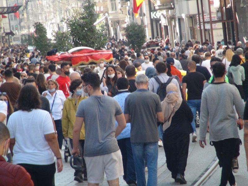 İstiklal Caddesi’nde insan seli