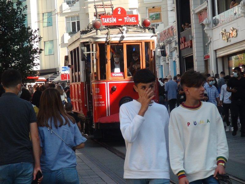 İstiklal Caddesi’nde insan seli