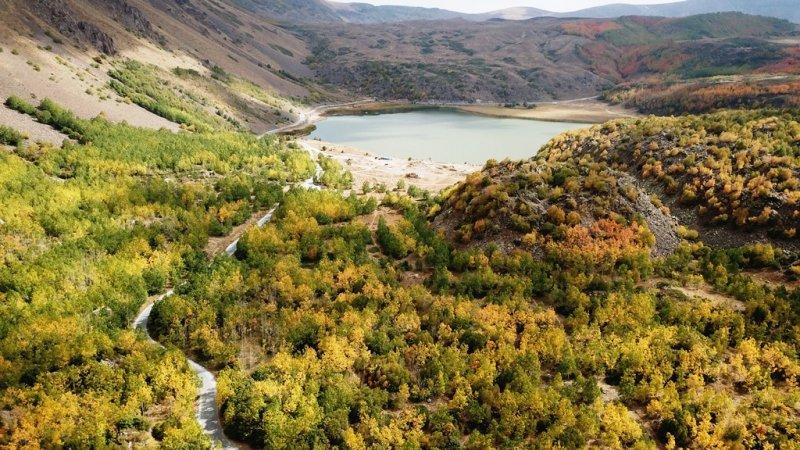 Nemrut Krater Gölü'nden sonbahar manzaraları