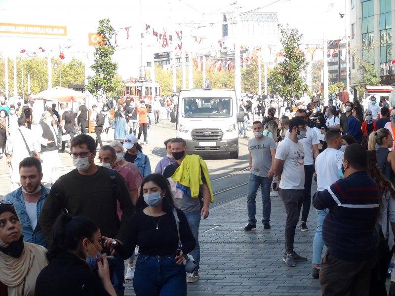 İstiklal Caddesi’nde insan seli
