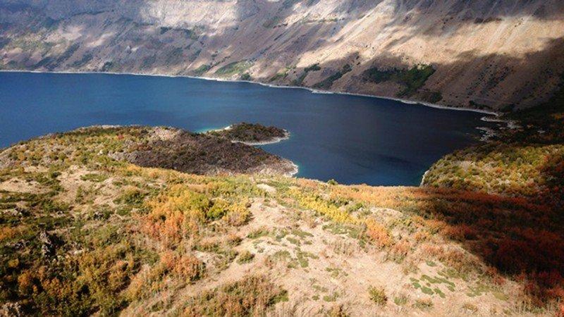 Nemrut Krater Gölü'nden sonbahar manzaraları
