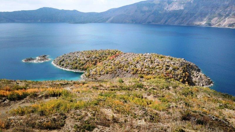 Nemrut Krater Gölü'nden sonbahar manzaraları