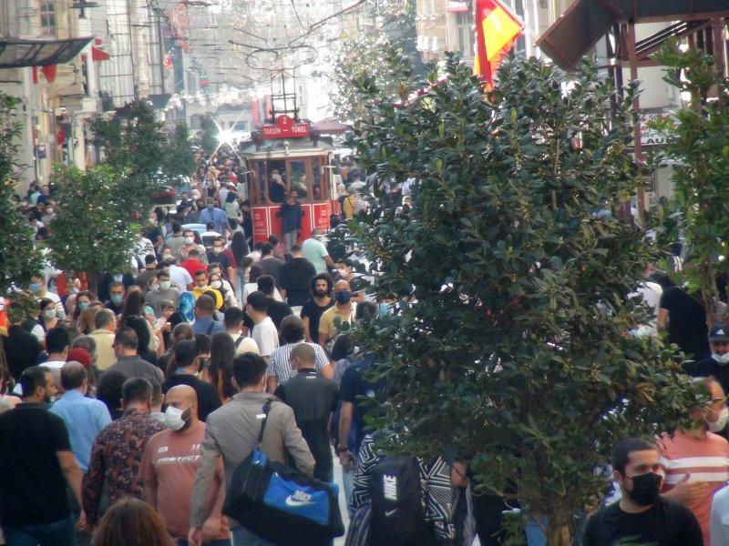 İstiklal Caddesi’nde insan seli