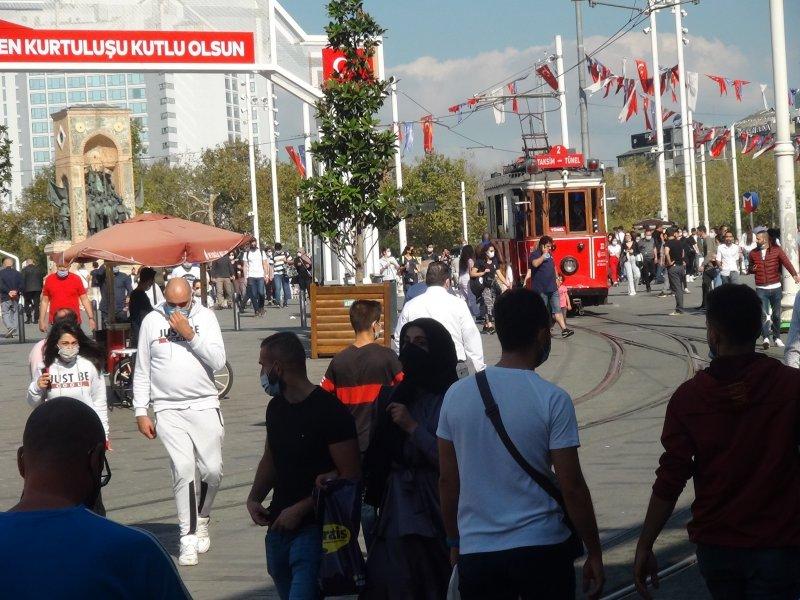 İstiklal Caddesi’nde insan seli