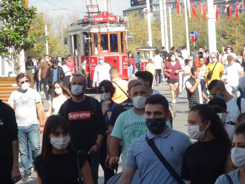 İstiklal Caddesi’nde insan seli