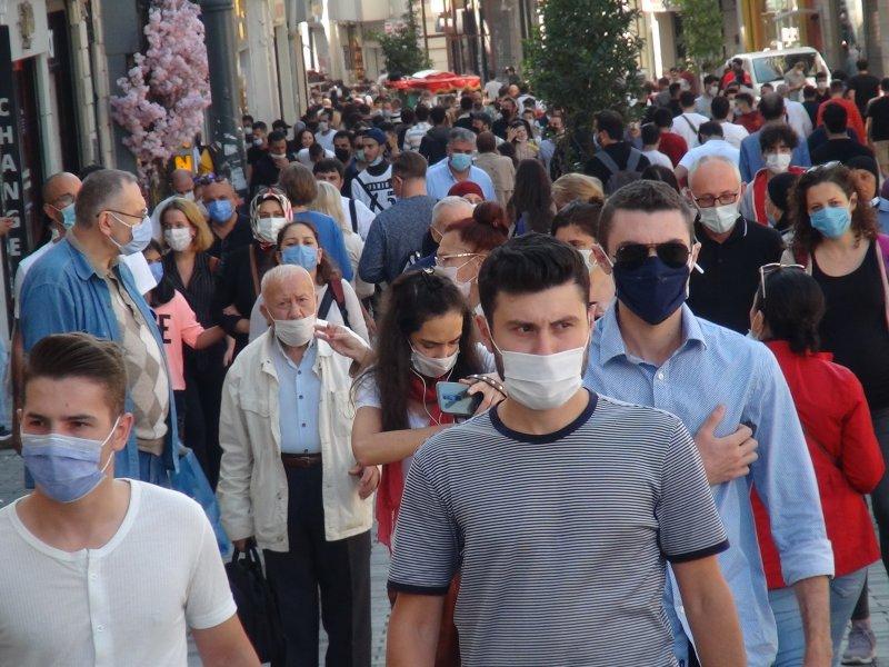 İstiklal Caddesi’nde insan seli