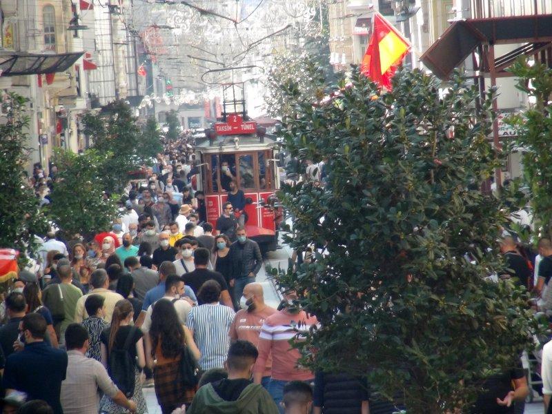İstiklal Caddesi’nde insan seli