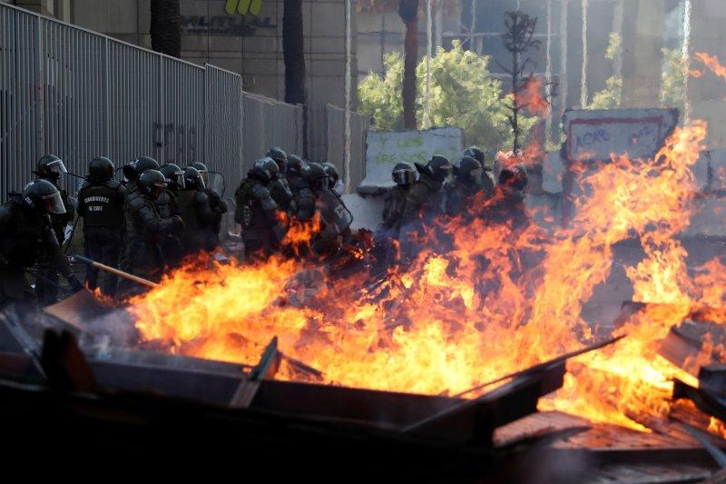 Şili'de 'sosyal patlamanın' yıl dönümünde kilise yaktılar