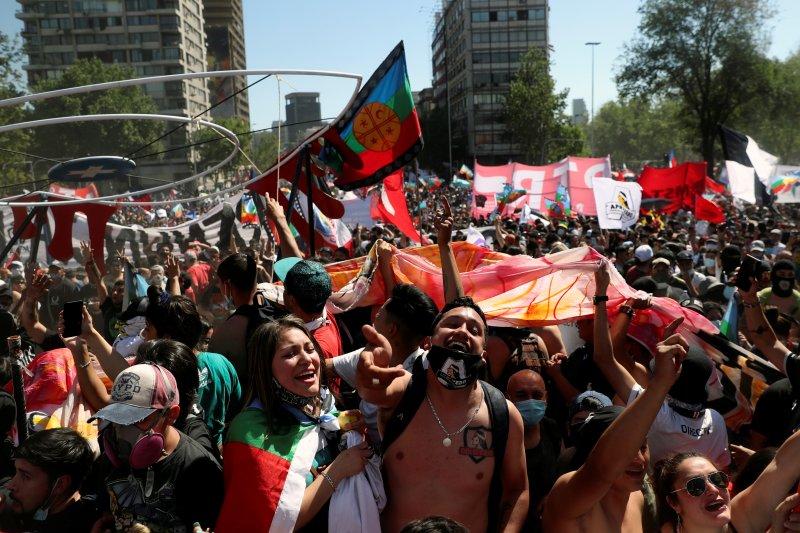 Şili'de 'sosyal patlamanın' yıl dönümünde kilise yaktılar