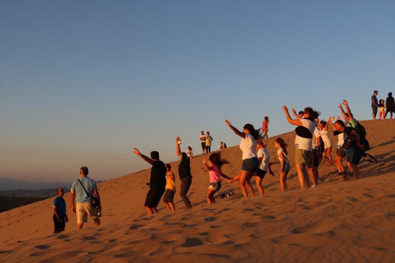 Turistler, Patara'nın kum tepelerinde çöl deneyimi yaşıyor