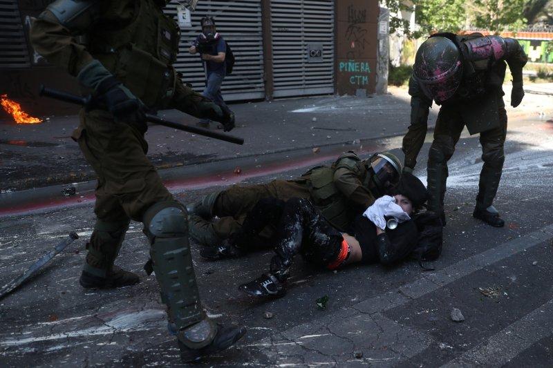 Şili'de 'sosyal patlamanın' yıl dönümünde kilise yaktılar