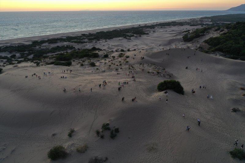 Turistler, Patara'nın kum tepelerinde çöl deneyimi yaşıyor
