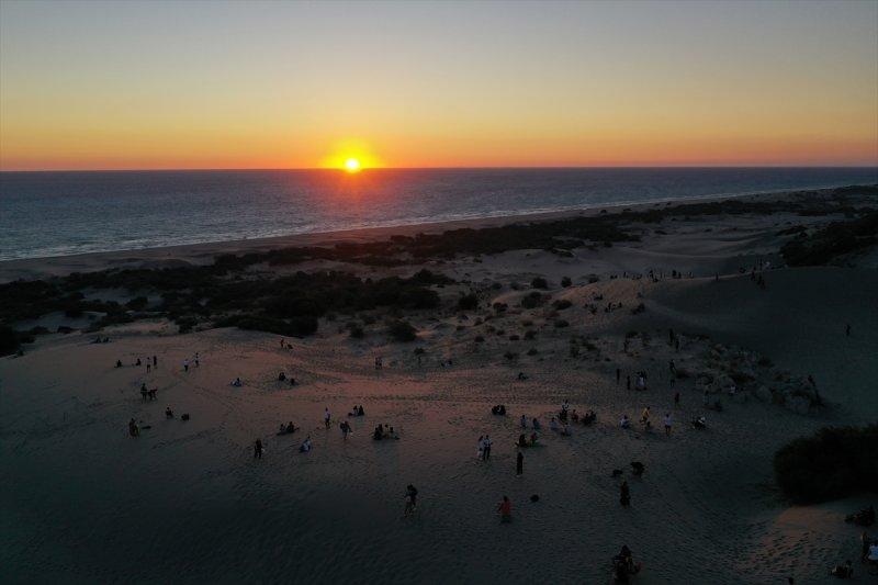 Turistler, Patara'nın kum tepelerinde çöl deneyimi yaşıyor