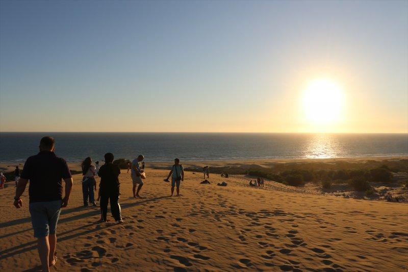 Turistler, Patara'nın kum tepelerinde çöl deneyimi yaşıyor