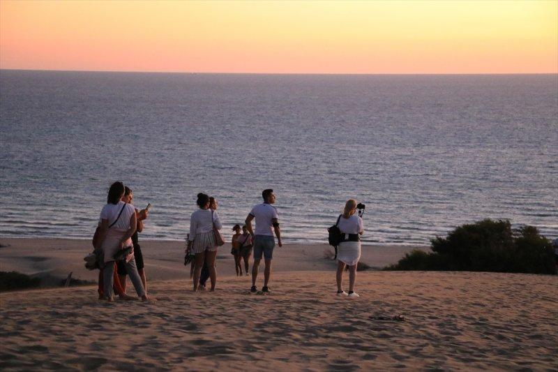 Turistler, Patara'nın kum tepelerinde çöl deneyimi yaşıyor