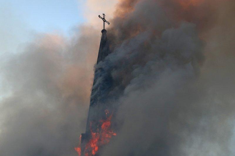 Şili'de 'sosyal patlamanın' yıl dönümünde kilise yaktılar