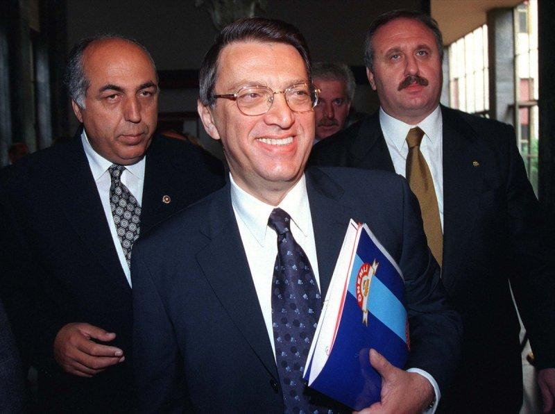 Mesut Yılmaz hayatını kaybetti