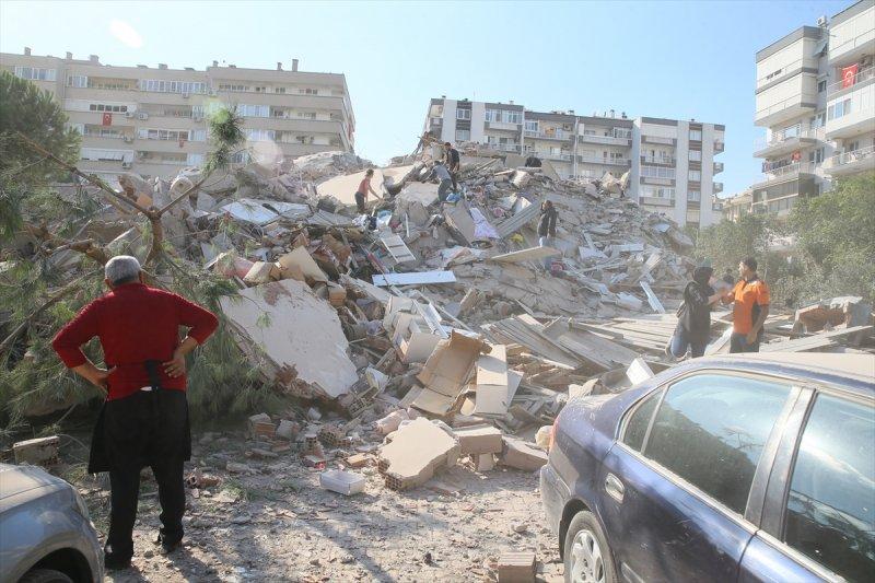 İzmir depreminin yıkımını gözler önüne seren kareler