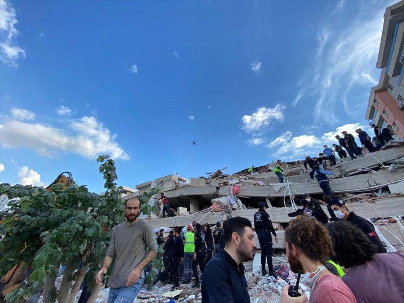 İzmir depreminin yıkımını gözler önüne seren kareler