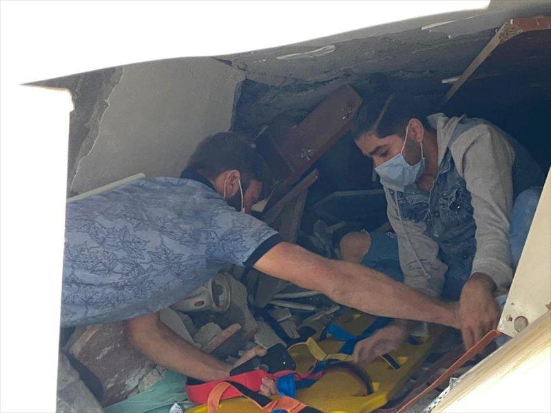 İzmir depreminin yıkımını gözler önüne seren kareler