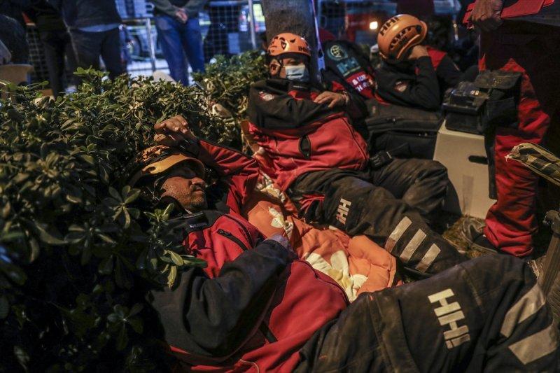 İzmir'de arama kurtarma ekiplerinin zorlu mesaisi