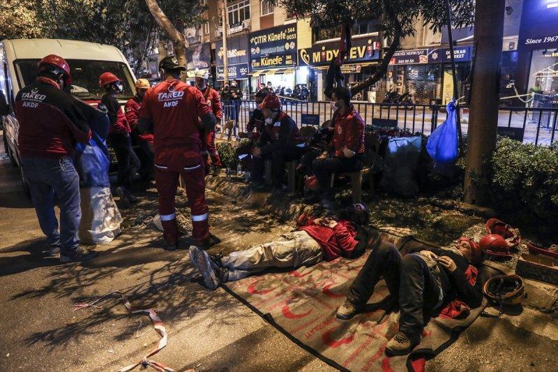 İzmir'de arama kurtarma ekiplerinin zorlu mesaisi