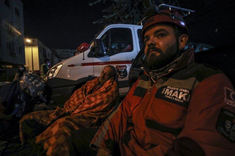 İzmir'de arama kurtarma ekiplerinin zorlu mesaisi