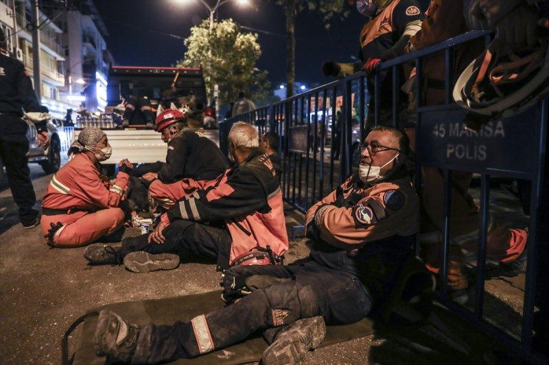 İzmir'de arama kurtarma ekiplerinin zorlu mesaisi