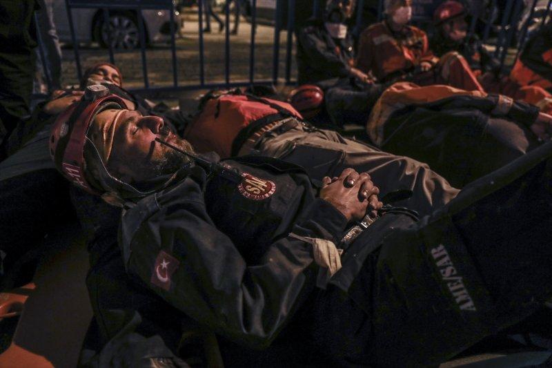 İzmir'de arama kurtarma ekiplerinin zorlu mesaisi